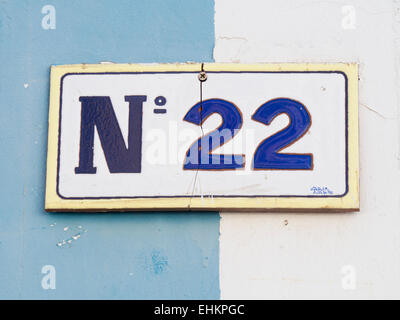 Haus Nummernzeichen, blau-weiß hand bemalte Kachel auf blauen und weißen Lichtwand, Corralejo Fuerteventura, Kanarische Inseln-Spanien Stockfoto