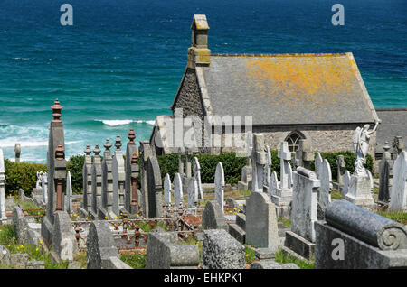 Barnoon Cemetary mit Blick auf Porthmeor Beach und den Atlantischen Ozean, St. Ives, Cornwall Stockfoto