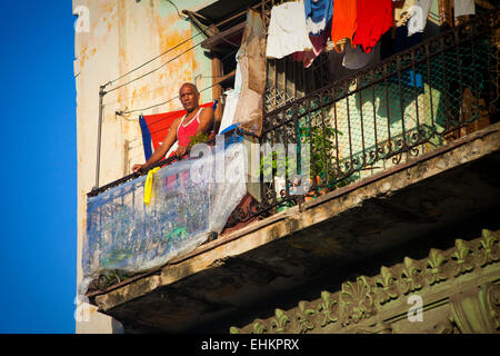 Ein Mann steht auf einem Balkon, Havanna, Kuba Stockfoto