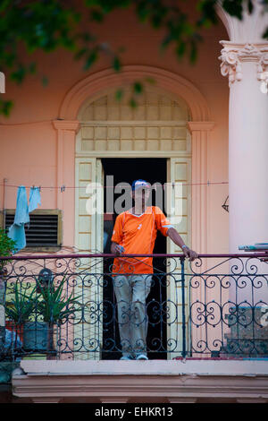 Ein Mann steht auf einem Balkon, Havanna, Kuba Stockfoto