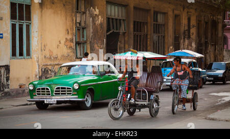 Oldtimer- und Fahrrad-taxi, Havanna, Kuba Stockfoto