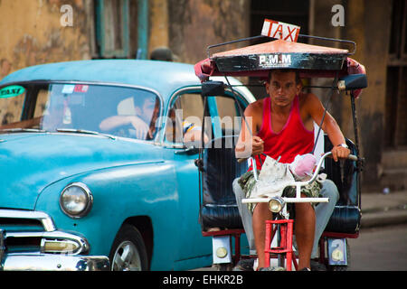 Oldtimer- und Fahrrad-taxi, Havanna, Kuba Stockfoto