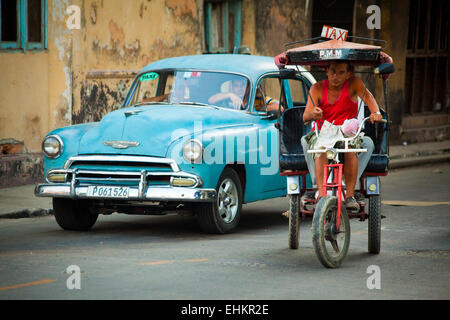 Oldtimer- und Fahrrad-taxi, Havanna, Kuba Stockfoto