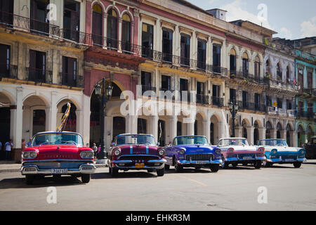 Oldtimer auf dem Paseo de Marti, Havanna, Kuba Stockfoto