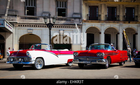 Oldtimer auf dem Paseo de Marti, Havanna, Kuba Stockfoto