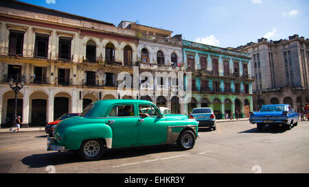 Oldtimer auf dem Paseo de Marti, Havanna, Kuba Stockfoto