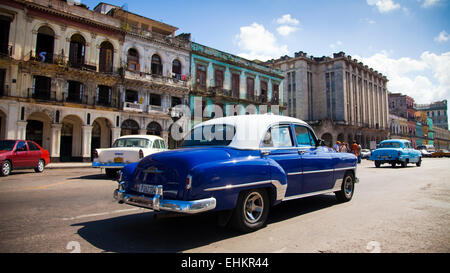 Oldtimer auf dem Paseo de Marti, Havanna, Kuba Stockfoto