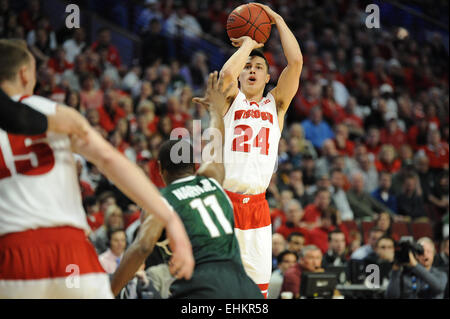 Chicago, Illinois, USA. 15. März 2015. Wisconsin Badgers Wache Bronson Koenig (24) für eine Aufnahme vor Michigan State Spartans steigt guard Lourawls Nairn Jr. (11) in der ersten Hälfte während der 2015 große zehn Männer Basketball Tournament Championship Spiel zwischen Wisconsin Badgers und der Michigan State Spartans im United Center in Chicago, IL. Bildnachweis: Cal Sport Media/Alamy Live-Nachrichten Stockfoto