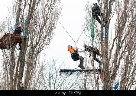 Bristol, UK. 15. März 2015. Spezialist Räumung Kletterer senken ein Demonstrant auf den Boden bereit geräumt werden.  Ein vierter Tag von Zwangsräumungen von einer Protest-Site, um zu verhindern, mit der Arbeit beginnen an einem Projekt Metrobus besetzt sah die Baumwipfel Lager geräumt und Demonstranten gewaltsam vertrieben.  Bristol, UK. 15. März 2015. Bildnachweis: Redorbital Fotografie/Alamy Live-Nachrichten Stockfoto