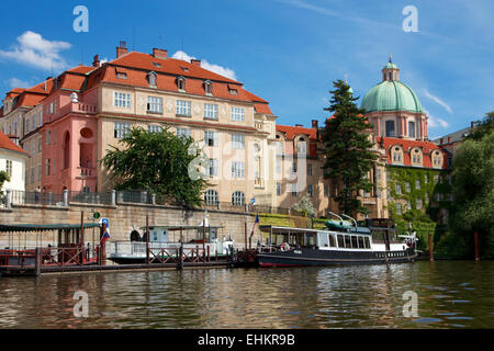 Prag, Tschechische Republik - 15. Juni 2012: historische Gebäude an der Moldau in Prag, Tschechien am 15. Juni 2012. Stockfoto