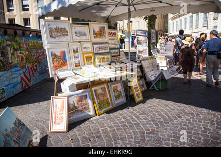 Touristen auf der Suche bei Malerei Grafik, Avignon, Vaucluse Provence-Alpes-Cote d ' Azur Frankreich, Europa Stockfoto