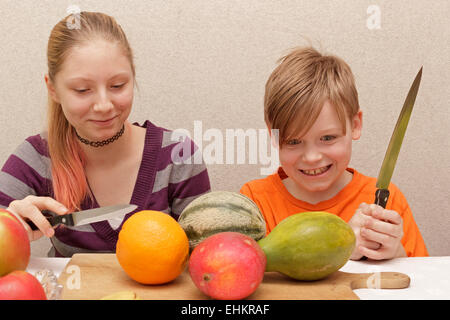 Kinder machen einen Obstsalat Stockfoto