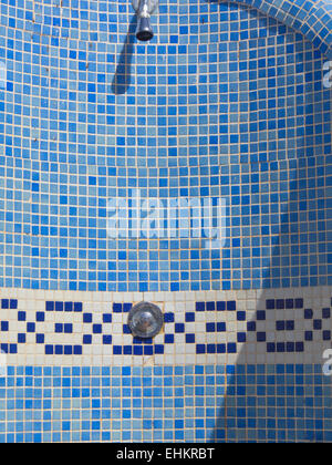 Dusche im Freien mit blau-weißen Fliesen in einem Apartmenthotel in Corralejo Fuerteventura Kanarische Inseln Spanien, Nahaufnahme Stockfoto