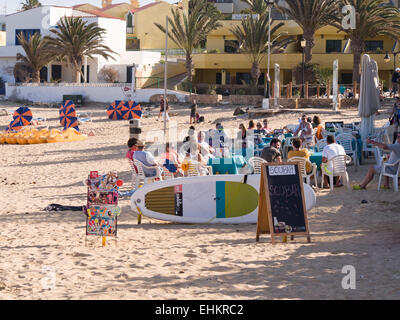 Strand-Bar in Corralejo Fuerteventura, Kanarische Inseln-Spanien-Touristen genießen einen Tag in der Sonne Stockfoto