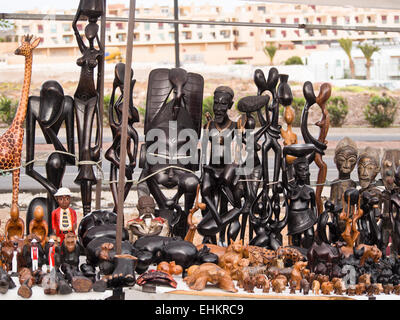 Geschnitzte afrikanische Holzfiguren, allseits beliebten auf Flohmärkten in den Kanarischen Inseln, hier einen Stall in Corralejo Fuerteventura Stockfoto