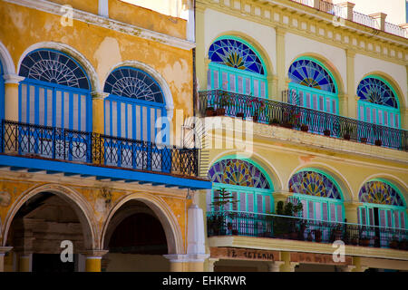 Farbenfrohen Gebäuden im Plaza Vieja, Havanna, Kuba Stockfoto