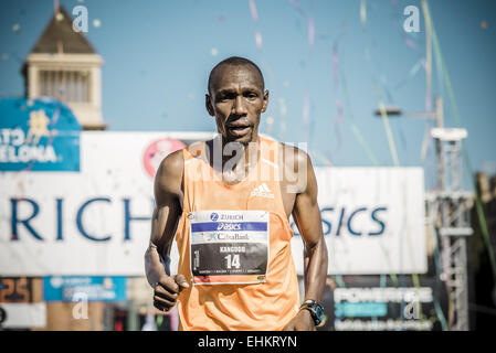 Barcelona, Katalonien, Spanien. 15. März 2015. Kenias PHILIP CHERUIYOT KANGOGO ist erschöpft nach dem Gewinn der 37. Auflage des Zürich Marathon Barcelona in 02:08:16 Credit: Matthias Oesterle/ZUMA Wire/ZUMAPRESS.com/Alamy Live News Stockfoto