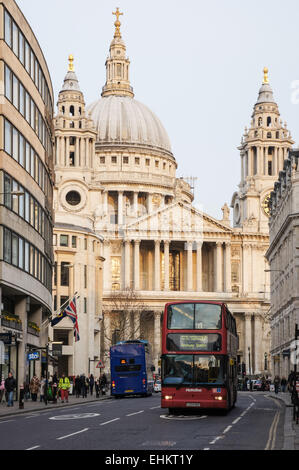 St. Pauls Kathedrale und Ludgate Hill, London England Vereinigtes Königreich UK Stockfoto