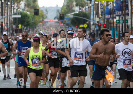 Los Angeles, Kalifornien, USA. 15. März 2015.  Läufer bei Meile 11 LA-Marathon. Stockfoto