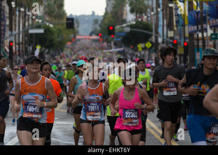 Los Angeles, Kalifornien, USA. 15. März 2015.  Läufer bei Meile 11 LA-Marathon. Stockfoto
