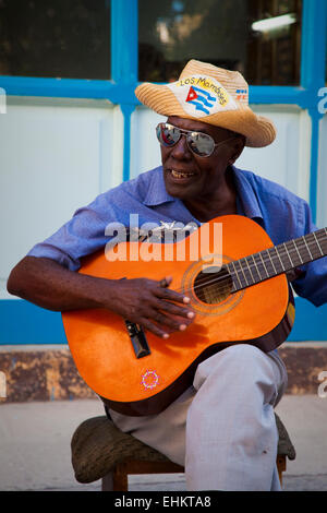 Mann spielt Gitarre, Havanna, Kuba Stockfoto