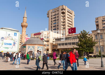 Izmir, Türkei – 5. Februar 2015: Touristen zu Fuß am Konak Square in der Nähe von alten Camii Moschee in Izmir, Türkei Stockfoto