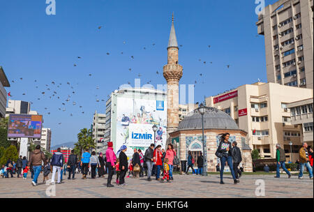 Izmir, Türkei – 5. Februar 2015: Touristen zu Fuß am Konak Square in der Nähe von alten Camii Moschee in Izmir, Türkei Stockfoto