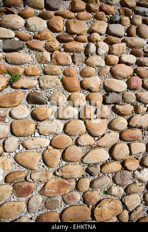 Detail einer mittelalterlichen Straße aus groben Kieselsteinen (Hintergrund), Frankreich, Europa Stockfoto