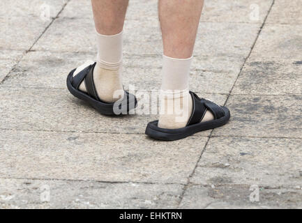 Mann mit Socken und Sandalen in den Urlaub. Stockfoto