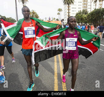 Los Angeles, Kalifornien, USA. 15. März 2015. Feiern Sie Olga Kimaiyo, links und Daniel Limo, Kenia, mit ihrer Nationalflagge, nachdem sie den 30. LA Marathon in Los Angeles, Kalifornien Sonntag, 15. März 2015 gewonnen. Das Rennen startete vor 07:00 mit Läufern voraussichtlich brütenden Hitze durch die Zeit erleben viele die Ziellinie in Santa Monica. Die Wärme erreicht 88 Grad in der Innenstadt von Los Angeles am Mittag, und es dauerte offenbar ihren Tribut auf Marathonläufer. Bildnachweis: ZUMA Press, Inc./Alamy Live-Nachrichten Stockfoto