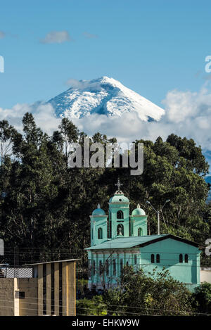 Cotopaxi Vulkan über San Jaloma Kirche und Dorf, De Los Chillos Tal, Anden-Hochland von Ecuador, Südamerika Stockfoto