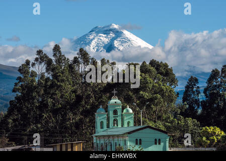 Cotopaxi Vulkan über den San Jaloma Kirche, Ecuador Stockfoto