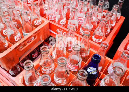 Kisten mit leere Coca-Cola-Flaschen Stockfoto