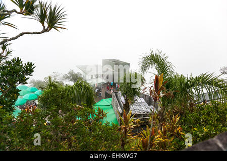 Blick von der Spitze des Corcovado an einem nebeligen Tag (Geschenk-Shop und Café) - Rio De Janeiro, Brasilien Stockfoto