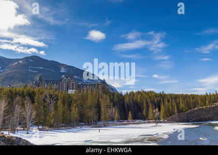 Banff Springs Hotel in die Stadt von Banff in den Rocky Mountains im Winter eingestellt. Stockfoto