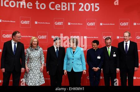 Hannover, Deutschland. 15. März 2015. Die deutsche Bundeskanzlerin Angela Merkel(4th L), chinesische Vize-Premier-Ma-Kai(3rd L) und Jack Ma, der Gründer des chinesischen e-Commerce riesige Alibaba(3rd R) der Eröffnung der CeBIT 2015 in Hannover, Deutschland, am 15. März 2015 teilnehmen. Top IT-Business Messe CeBIT 2015, verfügt über eine starke Präsenz Chinas startete am Sonntag in Deutschland. Bildnachweis: Luo Huanhuan/Xinhua/Alamy Live-Nachrichten Stockfoto