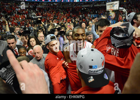 Chicago, Illinois, USA. 15. März 2015. Wisconsin Badgers feiern nach dem Gewinn der 2015 große zehn Männer Basketball Turnier Meisterschaftsspiel zwischen Wisconsin Badgers und der Michigan State Spartans im United Center in Chicago, IL. Wisconsin gewann 80-69 über Michigan State, die Meisterschaft zu gewinnen. Bildnachweis: Cal Sport Media/Alamy Live-Nachrichten Stockfoto