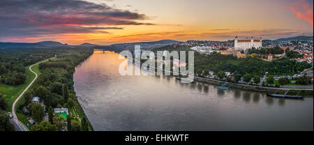 Burg von Bratislava auf dem rechten Ufer der Donau bei Sonnenuntergang Stockfoto