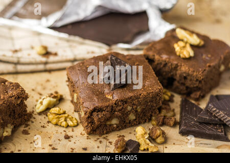 Schokolade Kuchen mit Walnüssen auf Holztisch Stockfoto