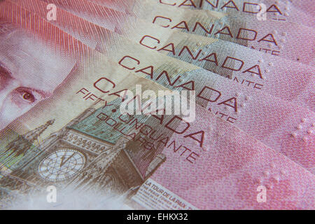 Kanadische Banknoten mit dem gleichen Wert auf dem Schreibtisch Stockfoto