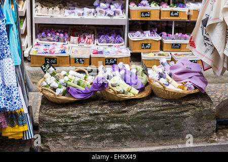 Marktstände mit Souvenir in alten Gassen von Avignon, Frankreich, Europa Stockfoto