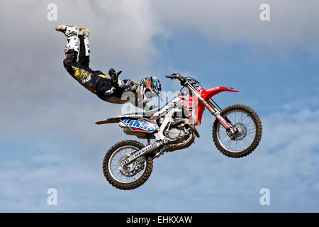 Mitglied der Bolddog Lings Freestyle Motocross Display Team führt Stunts auf der 2014 Great Dorset Steam Fair, Dorset, UK. Stockfoto