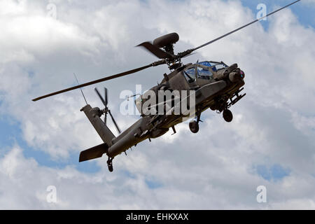 British Army Air Corps AugustaWestland WAH - 64D Apache AH.1 Hubschrauber fliegt über Salisbury Plain in Wiltshire, Vereinigtes Königreich. Stockfoto