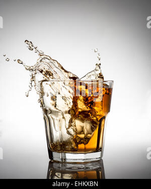Schuss Whisky mit Eis Stockfoto