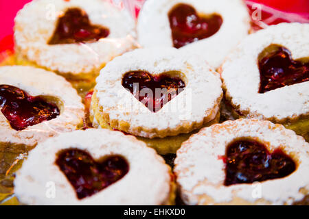 Heart-shaped jammy dodgers Doppelkekse mit Füllung Stockfoto