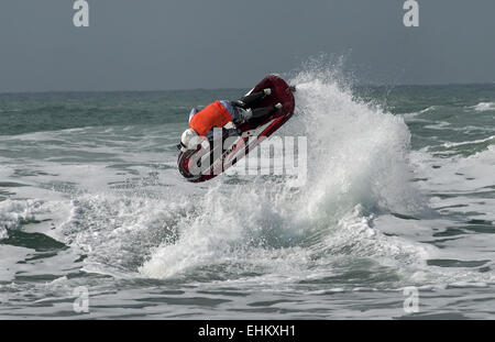 Männliche Jetski Konkurrenten führt Antenne Aktion bewegt sich in großen brechende Brandung an Newquay Fistral Strand Stockfoto