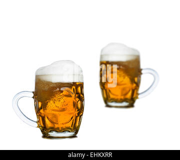 Becher voll mit frischem Bier isoliert auf weiss Stockfoto