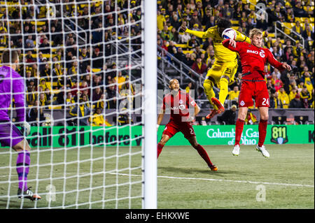 Columbus Crew SC vorwärts Kei Kamara (23) Köpfe den Ball in Richtung Tor mit Toronto FC Verteidiger Damien Perquis (24) den Weg versperrt, während des Spiels zwischen Toronto FC und SC Columbus Crew Stadium MAPFRE in Columbus OH. am 14. März 2015. Foto: Dorn Byg/CSM Stockfoto