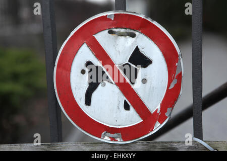 Keine Hunde erlaubt! Alten Verbotszeichen gesehen auf das Eingangstor der Friedhof Heerstraße in Berlin, Deutschland. Stockfoto