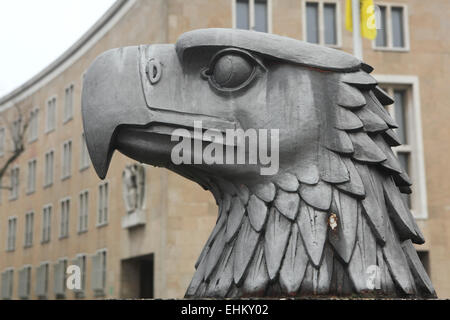 Reichsadler. Riesige Metallkopf der NS-Adler aus den 1930er Jahren installiert vor dem Flughafen Tempelhof in Berlin, Deutschland. Stockfoto